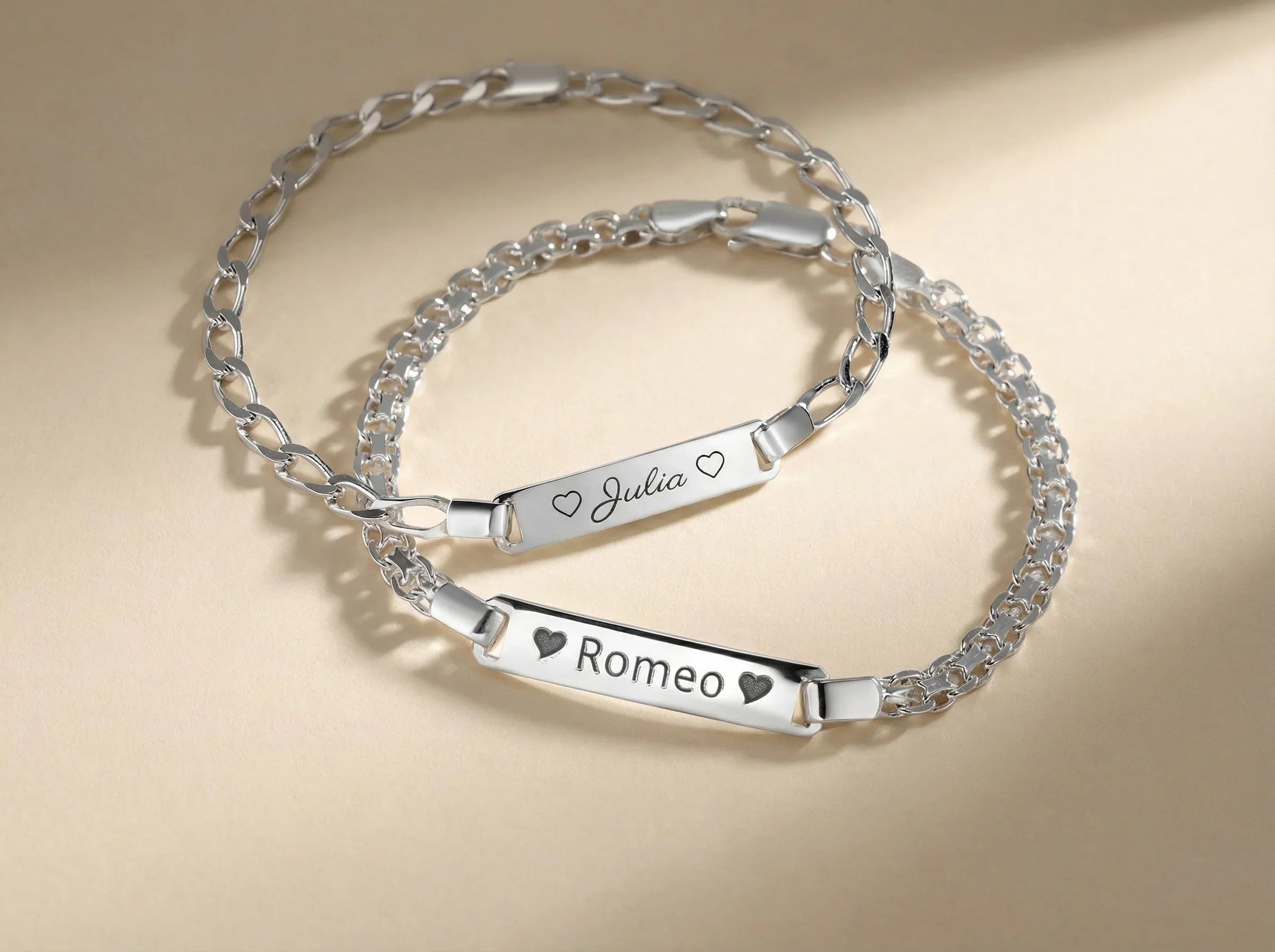 Silbernes Gravurarmband an Damenhandgelenk, personalisierter Schmuck